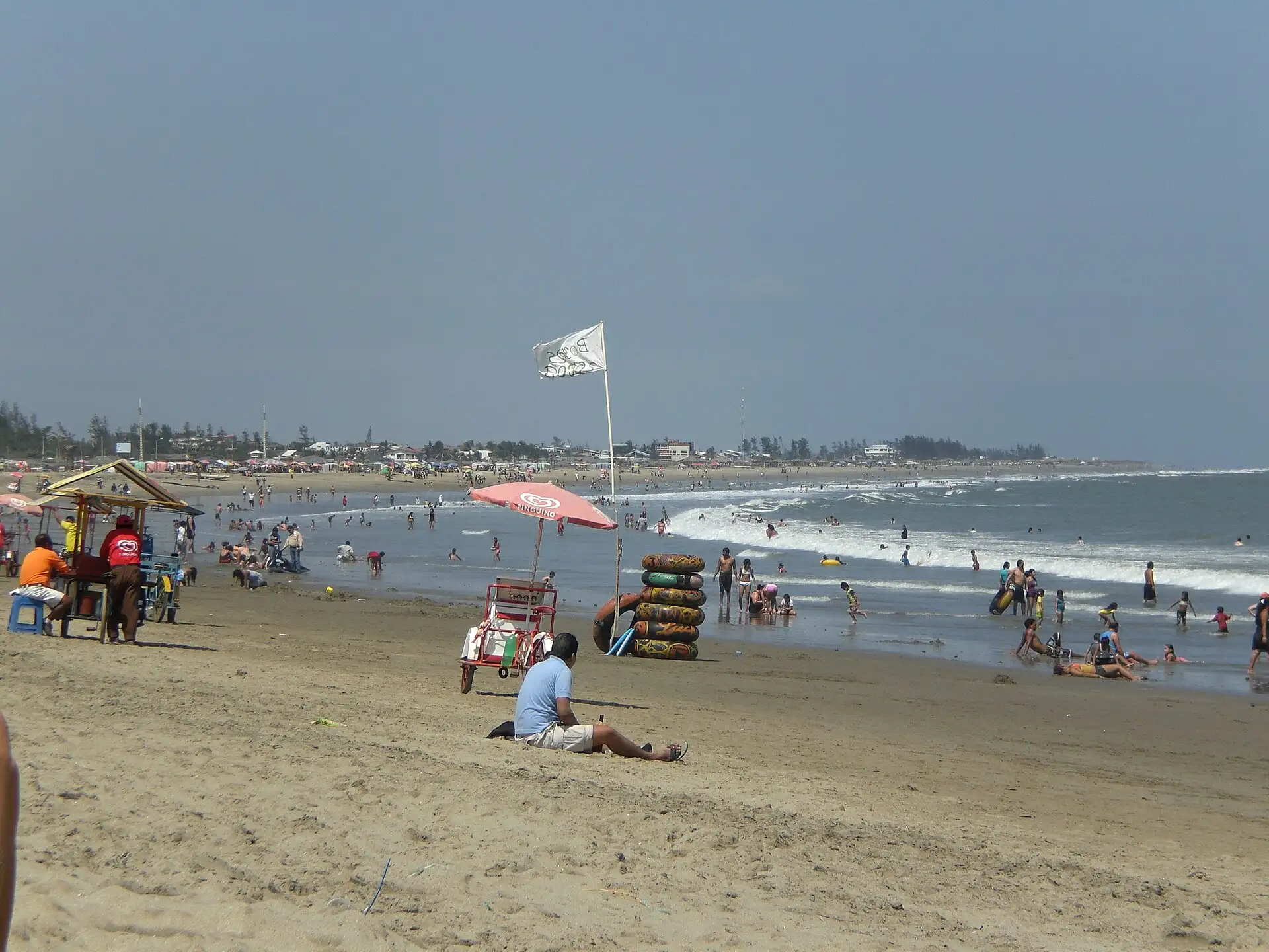 Playa de General Villamil en temporada